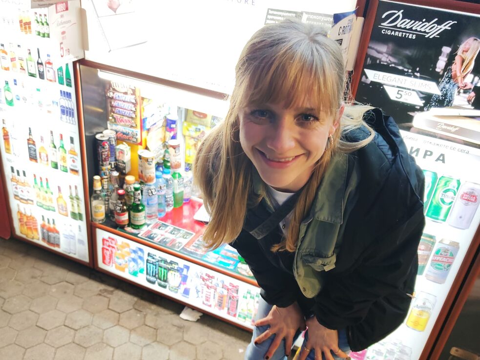 Ich vor einem der charakteristischen „Klek-Shops“, für die man sich hinknien muss