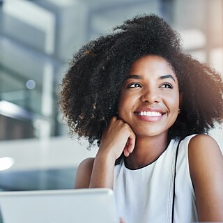Junge lächelnde Frau am Laptop