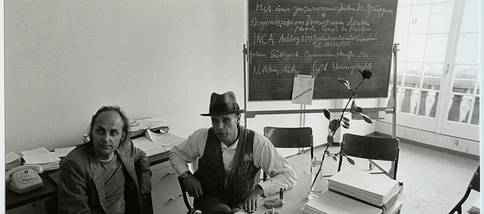 Umění má být politické: V roce 1971 založil Joseph Beuys společně s dalšími umělci a umělkyněmi politickou Organizaci pro přímou demokracii s kanceláří v Düsseldorfu – a o rok později na výstavě documenta 5 otevřel ve svém výstavním pavilonu pobočku s pracovním názvem „Kancelář pro přímou demokracii prostřednictvím referenda“.