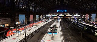 Blick in den Hauptbahnhof Hamburg auf die nahezu leeren Bahnsteige 