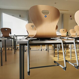 Salle de classe vide avec des chaises