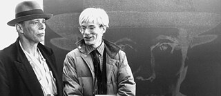 Dva z mezinárodně nejznámnějších umělců poválečné éry při setkání v Německu: Američan Andy Warhol (vpravo) a německý profesor umění Jospeh Beuys stojí 3. března 1982 před Warholovým dílem “Portrét Josepha Beuyse”.