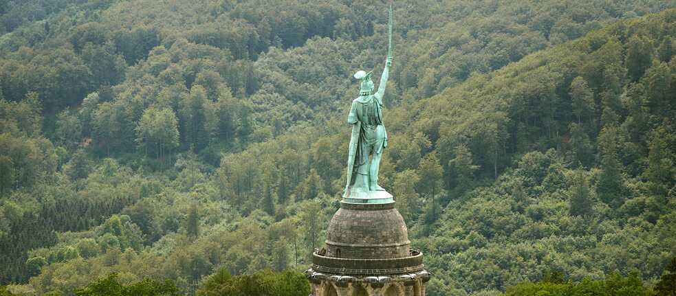 Nichts als Wald und Hermann: Die siegreiche Schlacht im Teutoburger Wald geht ganz klar auf das Konto des dortigen Baumbestandes. Und vielleicht auch auf das von Schlachtenführer Arminius, aber wirklich nur marginal. Zumindest hat es für ein Denkmal gereicht, wenn auch nicht unter seinem Namen – dieser wurde irgendwann im 16. Jahrhundert fälschlicherweise mit Hermann („Heermann = Mann des Heeres“) übersetzt. 