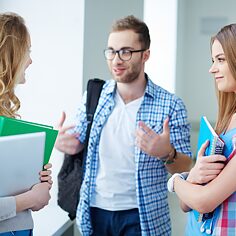 drei Schüler*innen im Gespräch