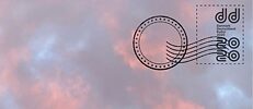 Das Logo des Deutsch-dänischen kulturellen Freundschaftsjahrs im Stil eines Poststempels vor dem Hintergrund eines rosa gefärbten Himmels.