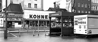 Photo en noir et blanc d'une rue berlinoise (Müllerstrasse) avec la station de métro Seestraße