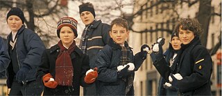 6 Jungen mit Schneebällen in ihren Händen