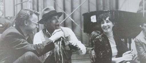 Siyah beyaz bir fotoğraf. Soldan sağa Rudolf Bahro, Joseph Beuys ve Rhea Thönges-Stringaris bir sahnede oturmuş. Arka planda bir kuyruklu piyanonun arka kısmı görülüyor.