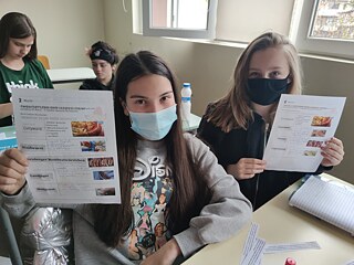 Ivana und Boyana mit ihren Lieblings-Wurstsorten