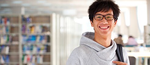 Menino adolescente estudante sorrindo para camera