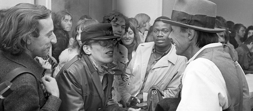 Joseph Beuys (rechts) in der Düsseldorfer Kunstakademie: Mit etwa 30 Studierenden besetzte er am 15. Oktober 1971 das Sekretariat, um ein Gespräch mit dem Wissenschaftsminister Johannes Rau zum umstrittenen Aufnahmeverfahren der Akademie einzufordern. 