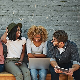 Ein Mann mit zwei Frauen im Gespräch