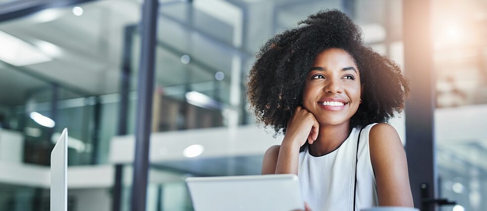 Junge lächelnde Frau am Laptop