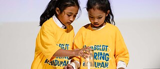 Science Film Festival Indonesia’s participants during a science experiment titled “Save the Coin”. The photo was taken in 2019 before the pandemic. Given the current situation, the Science Film Festival Indonesia will be held virtually, reaching various Indonesian cities, on 12.10 – 30.11.2021.