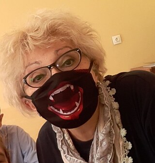 Frau mit Monstermaske in der Schule © Asya Kuleva Asya Kuleva