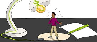 Mann singt unter Tischlampe