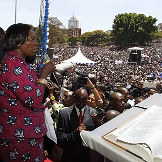 Die einzige Präsidentschaft-Kandidatin in Kenia 2013, Martha Karua, steht auf der Bühne einer Gebetsversammlung.