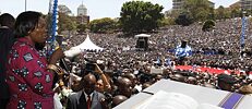 Die einzige Präsidentschaft-Kandidatin in Kenia 2013, Martha Karua, steht auf der Bühne einer Gebetsversammlung.