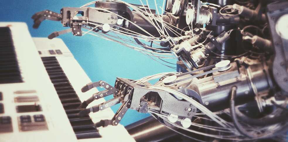 KI und Kunst. Ein Roboter spielt Piano