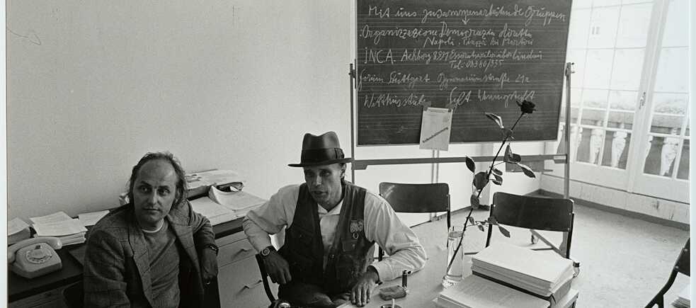 El arte debe ser político: en 1971 Joseph Beuys fundó con otros artistas el grupo “Organización para la democracia directa” con base en Düsseldorf y un año después, en la documenta 5, no dudó en usar su pabellón para abrir allí una sección de ese grupo bajo el título: Oficina para la democracia directa mediante plebiscito popular. 