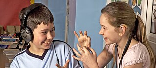 zwei Kinder im Gespräch