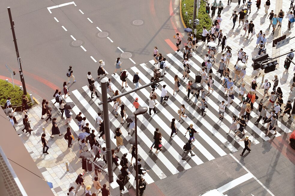 Ein Zebrastreifen voller Menschen in Tokio, Japan
