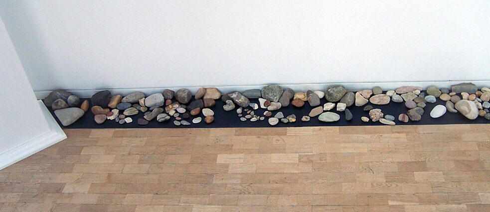 Annea Lockwood, A Sound of the Danube, Installation Stadthaus, Ulm, Deutschland 2006: Flussteine sind an der Galeriewand platziert. 