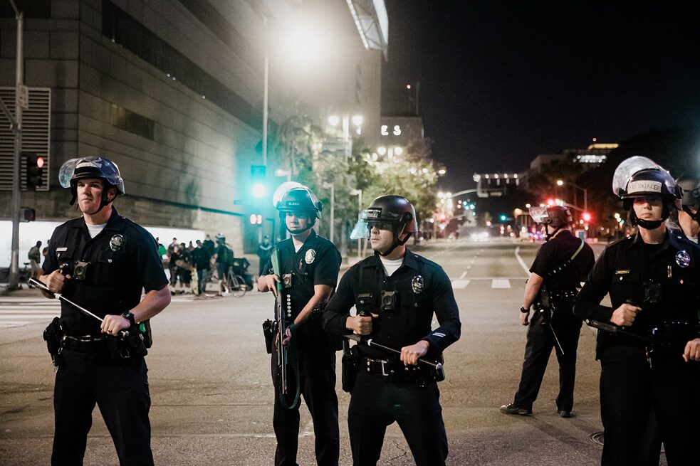 Polizeibeamte bei einem Protest in Los Angeles, Kalifornien