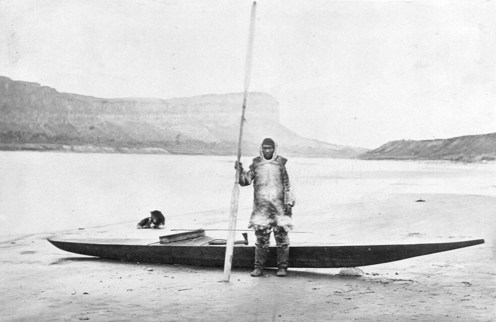 Inuittimetsästäjä ja hänen kajakkinsa Qilalugarsiuvikilla (Little Whale River, Quebec)