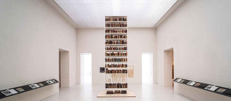 L’installazione “Rose Vallant Institute” per la documenta 14 ha messo in mostra i libri indebitamente confiscati ai precedenti proprietari ebrei.