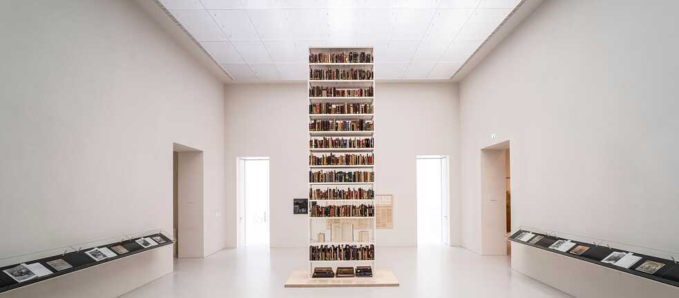 Die Installation „Rose Vallant Institute“ zeigte auf der documenta 14 unrechtmäßig beschlagnahmte Bücher aus vormals jüdischem Besitz.