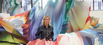 ကြီးမားပြီးထင်ရှားသောအရောင်ဖြင့်ပေါက်ကွဲထွက်နေလျက်။ သူ့လက်ရာ “It Wasn’t Us” အတွင်းမှ အနုပညာရှင် Katharina Gross
