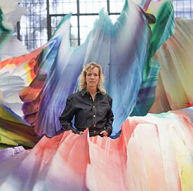 Überdimensional und sprühend vor Farbe: Die Künstlerin Katharina Grosse in ihrem Werk „It Wasn’t Us“.