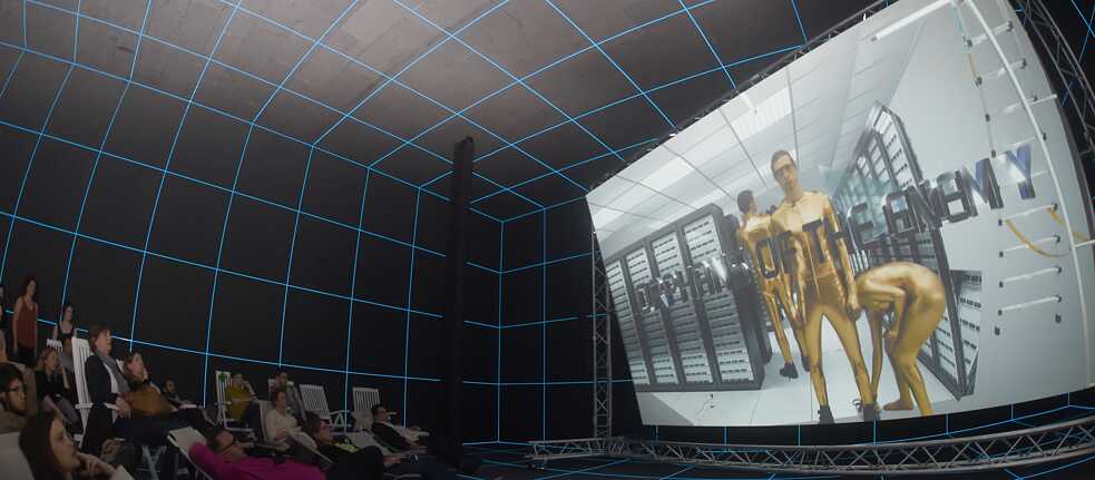 Hito Steyerls Videoinstallation „Factory of the Sun“ im deutschen Pavillon der Biennale di Venezia 2015. 