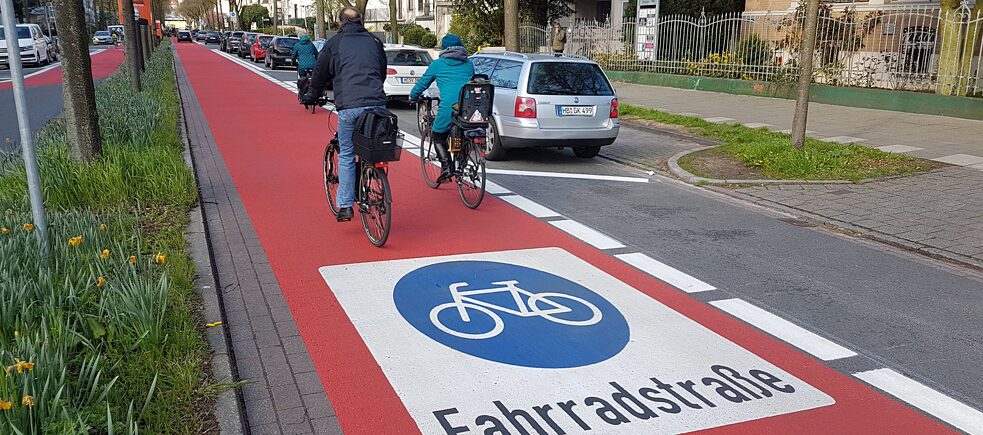 Auf Fahrradstraßen gelten eigene Regeln: Nebeneinander radeln ist hier ausdrücklich erlaubt.
