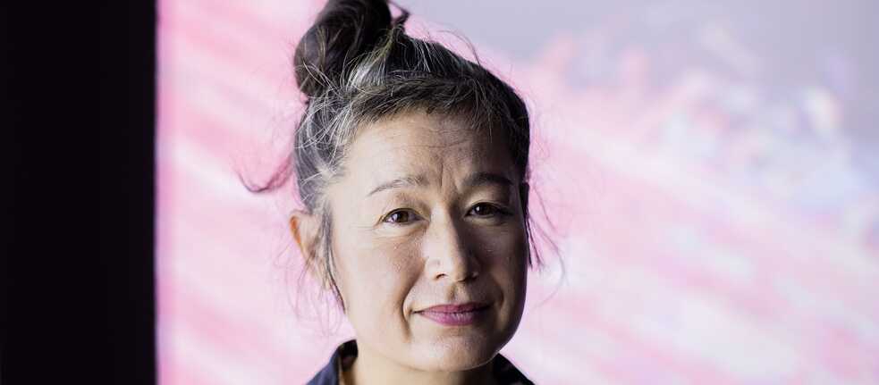 Hito Steyerl in der Kunstsammlung K21 in Düsseldorf, die der Medienkünstlerin und Autorin 2020 eine Ausstellung unter dem Titel „I will survive“ widmete. 