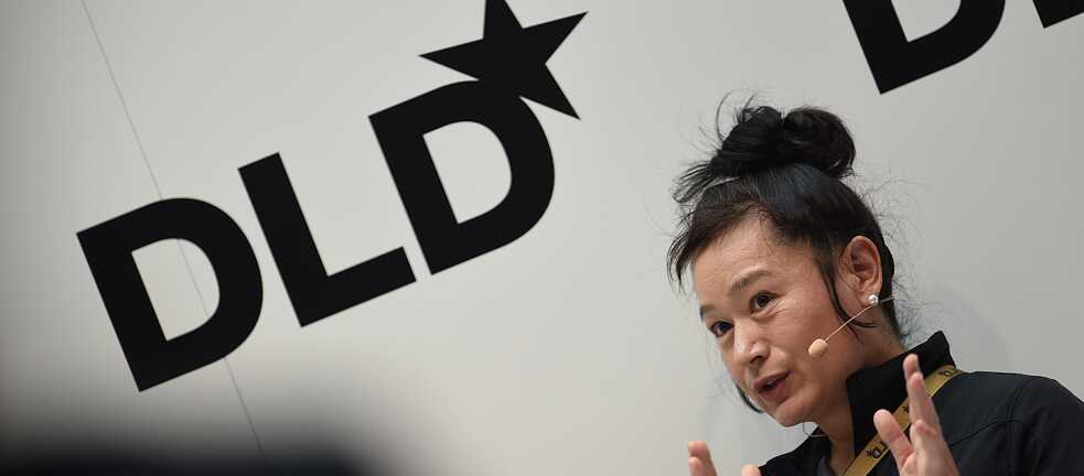 Nicht nur ihre Kunst, auch ihre Meinung wird geschätzt: Hito Steyerl auf einem Panel der DLD18-Konferenz (Digital-Life-Design) in München 2018. 
