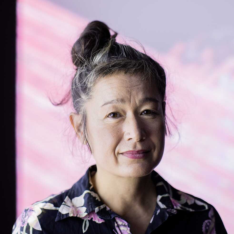 Hito Steyerl in der Kunstsammlung K21 in Düsseldorf, die der Medienkünstlerin und Autorin 2020 eine Ausstellung unter dem Titel „I will survive“ widmete. 