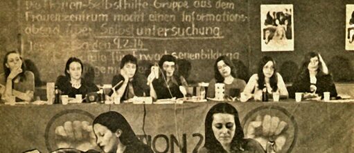 Foto von Feministinnen beim Debattieren