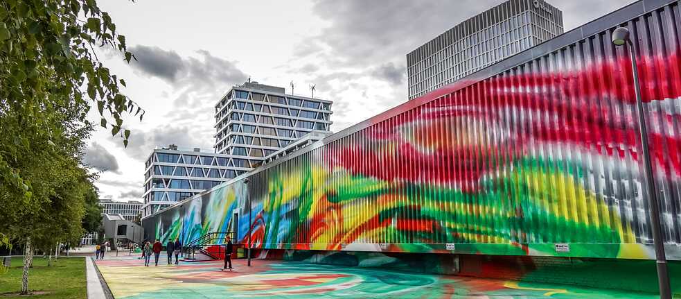 Weit über die Ausstellungshalle hinaus zieht sich das Kunstwerk „It Wasn’t Us“ 2020 in Berlin. 