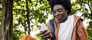 Junge Frau mit Smartphone
