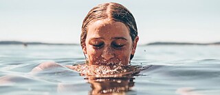 Das Gesicht eines Mädchens, das in Wasser getaucht ist und lächelt © © Erik Dungan / Unsplash Wasser ist für mich...
