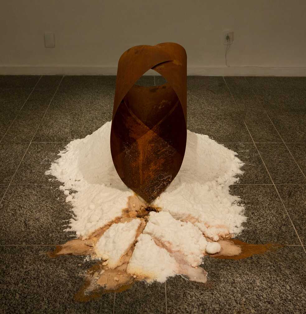 The artwork  “Minério-Hemorragia”