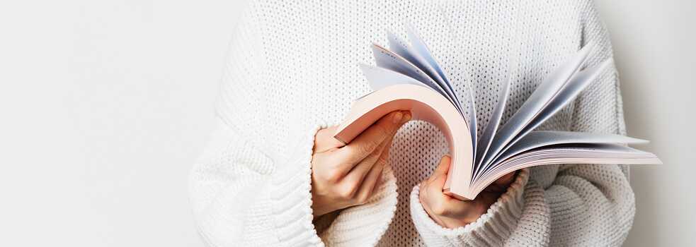 Frau mit dem Buch