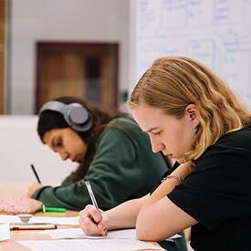 Schüler*innen bei einer Prüfung