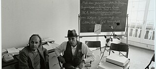 Kunst soll politisch sein: 1971 gründete Joseph Beuys zusammen mit weiteren Künstler*innen die politische „Organisation für direkte Demokratie“ mit Büro in Düsseldorf – und eröffnete ein Jahr darauf, auf der documenta 5, kurzerhand eine Dépendance in seinem Ausstellungs-Pavillon mit dem Werkstitel: „Büro für direkte Demokratie durch Volksabstimmung“.