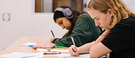 Schüler*innen bei einer Prüfung