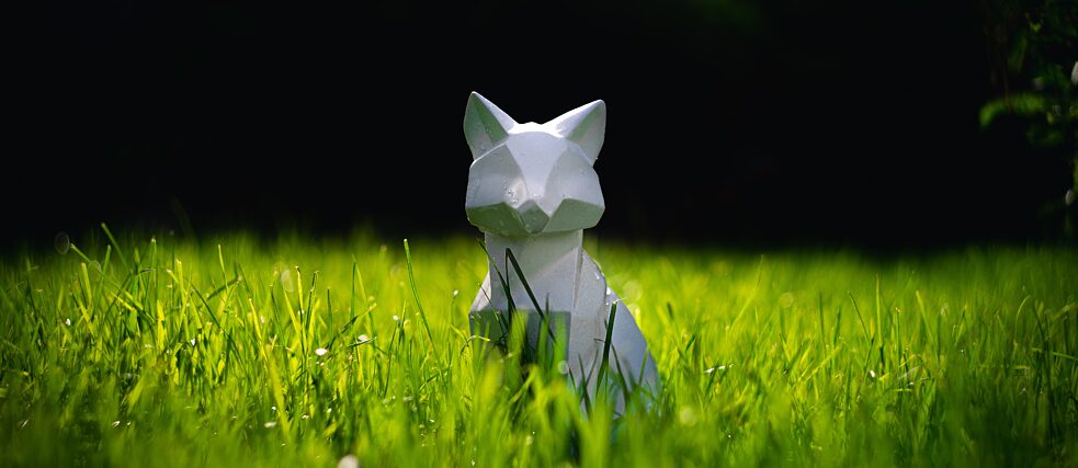 Скульптура лисы в траве