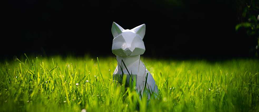 Fuchsskulptur im Gras