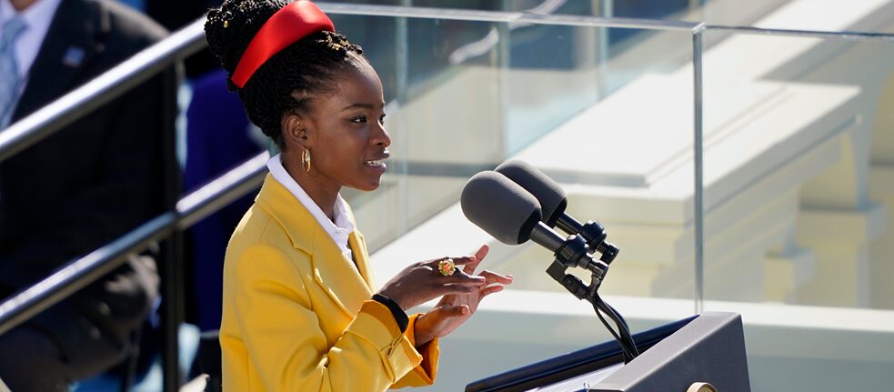 Поетесата Аманда Горман при встъпването в длъжност на президента на САЩ Джо Байдън през 2021 г.: под натиска на активисти нидерландската преводачка Марийке Лукас Райнефелд се отказва от превода на новия сборник със стихове на Горман.